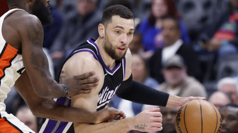 kings-zach-lavine-demar-derozan-move-closer.jpg