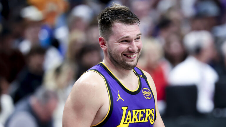 luka-doncic-dominates-mavs-helps-lakers-clinch.jpg